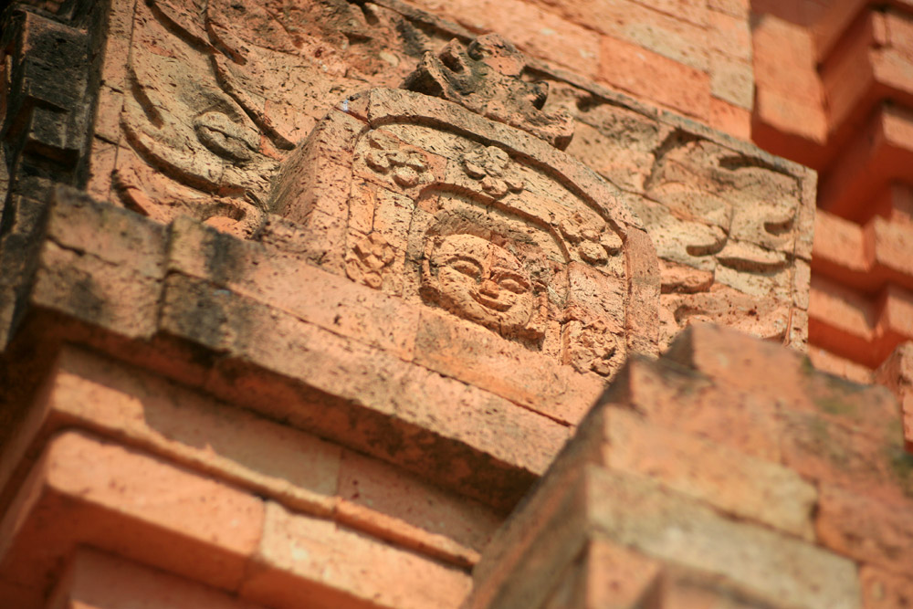 Theo các nhà nghiên cứu, cũng như nhiều cộng đồng dân cư khác trong khu vực ở những thế kỷ đầu Công nguyên, người Óc Eo chịu ảnh hưởng sâu sắc của Phật giáo và Hindu giáo, hai tôn giáo lớn đến từ Ấn Độ.