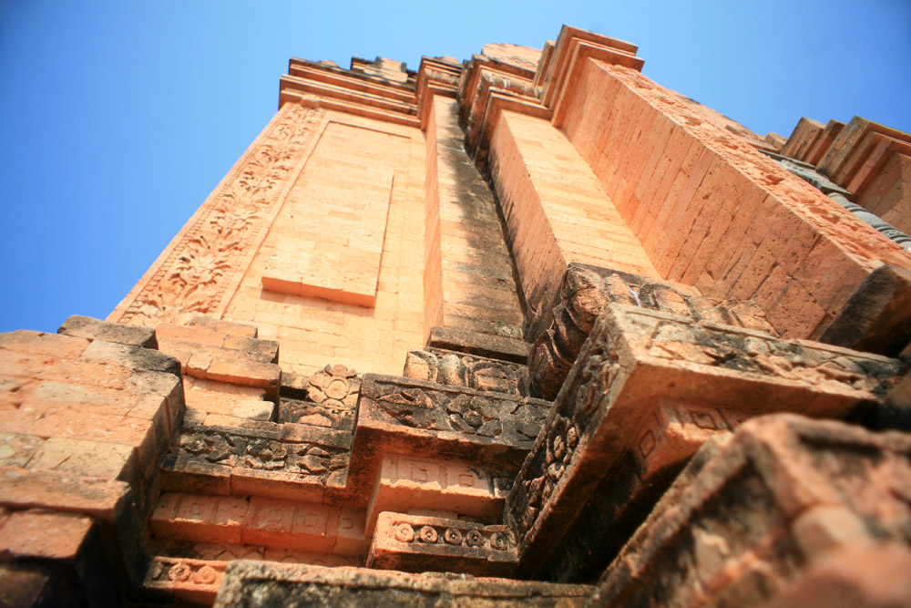 Vể tổng quan, tháp Chót Mạt được xây bằng gạch có bình diện vuông 5 mét x 5 mét, đỉnh tháp cao 10 mét. Toàn bộ tòa tháp được chạm khắc hoa văn rất tinh xảo.