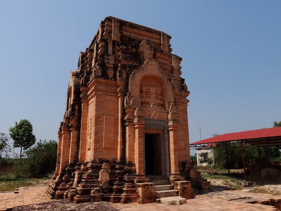 Có niên đại từ thế kỷ thứ 8, tháp Chót Mạt (ấp Mới, xã Tân Phong, huyện Tân Biên, tỉnh Tây Ninh) là một trong những di tích tiêu biểu nhất của văn hóa Óc Eo giai đoạn hậu Phù Nam – vương quốc từng thống lĩnh vùng đồng bằng sông Mekong những thế kỷ đầu Công nguyên.